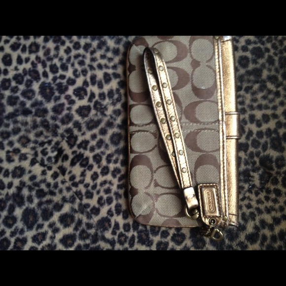 Coach - Picture 2 of 4