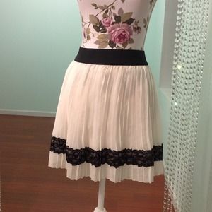 White pleats skirt with blk lace detailed