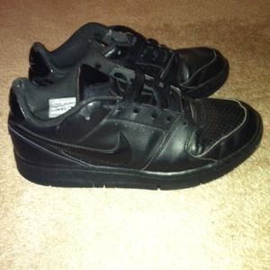 ✨RESERVED✨ Black Nike airs