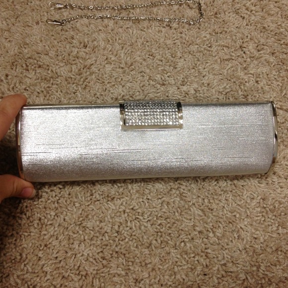 $REDUCED$ NEW Silver clutch with handles included
