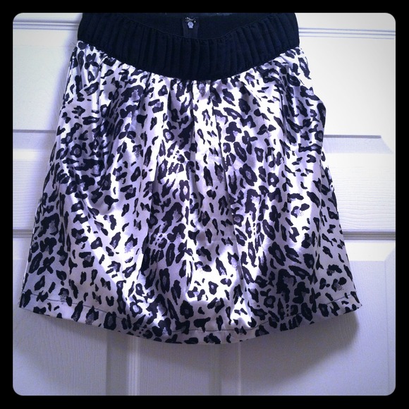 Leopard skirt, mid-thigh length