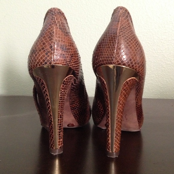 BCBG snake skin heels - Picture 2 of 4