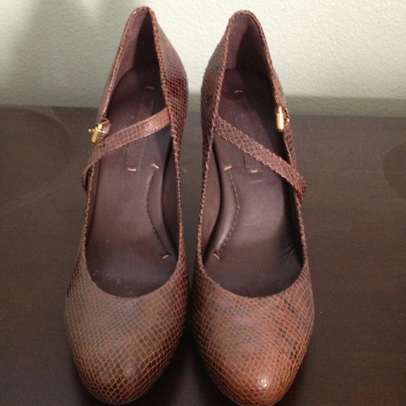 BCBG snake skin heels - Picture 3 of 4