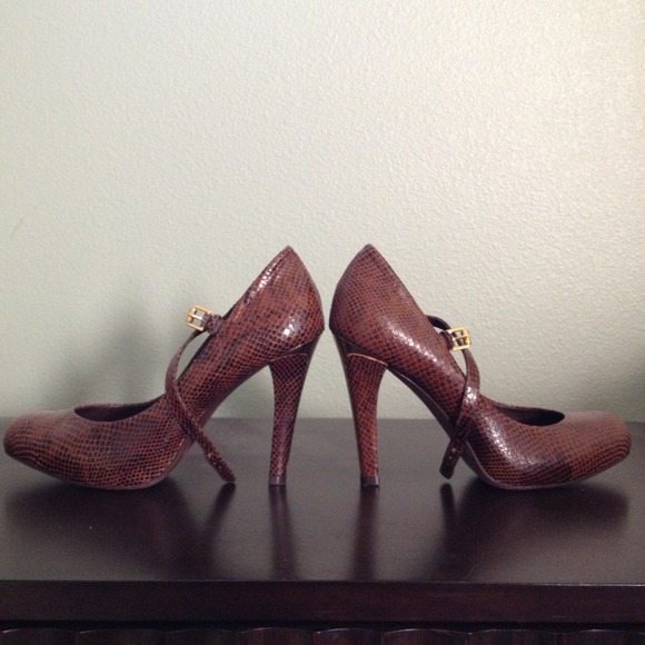 BCBG snake skin heels - Picture 4 of 4