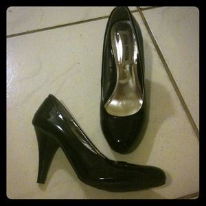 REDUCED!!! Steve Madden black patent leather pumps