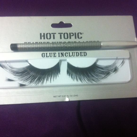Feather wing tip eyelashes & black pencil