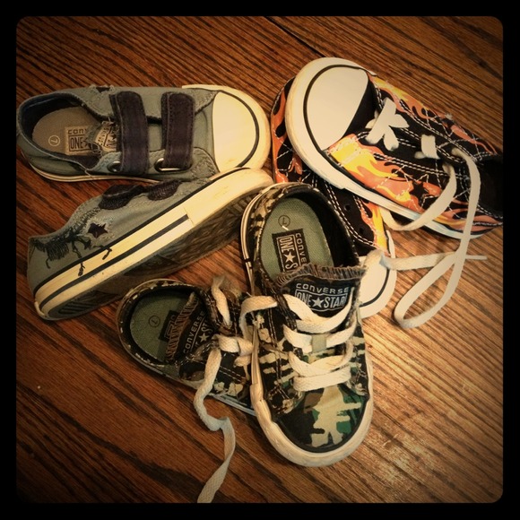 Toddler boys converse