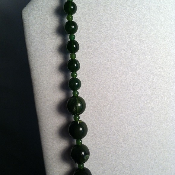 17" Emerald Green Beads Necklace - Picture 2 of 2