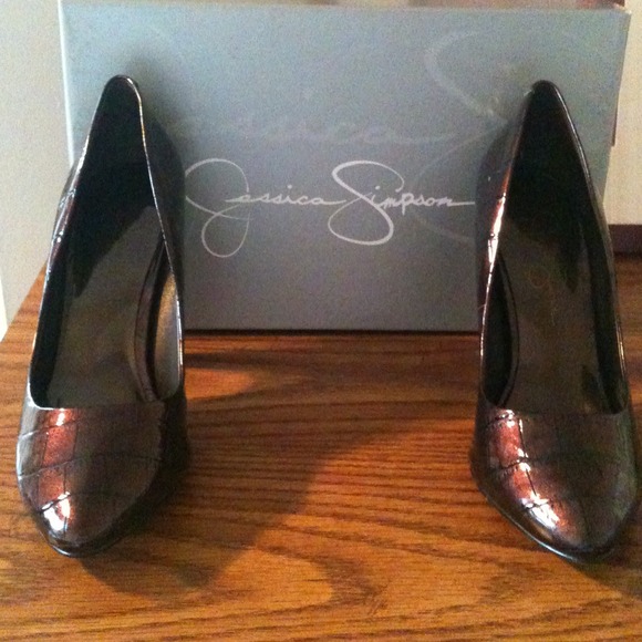 BRAND NEW!Jessica Simpson shoes size 7. Brown.