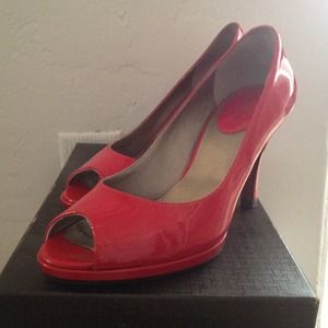 ✨Gorgeous red, peep toe pumps✨