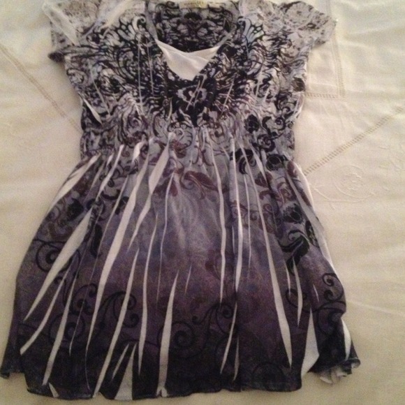 Cute casual T NWOT - Picture 2 of 3