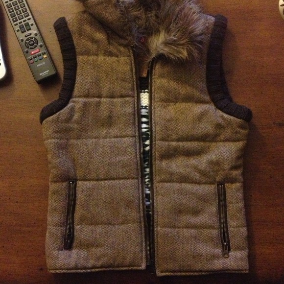 SOLD BB Dakota vest with fur trim