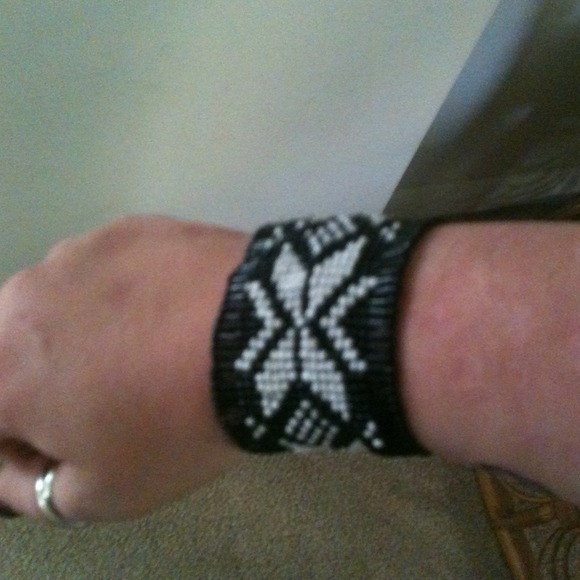 Black and white beaded bracelet. - Picture 2 of 2