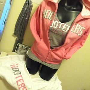 >SOLD< 3 piece Hooters hoodie, top and crop Sweats