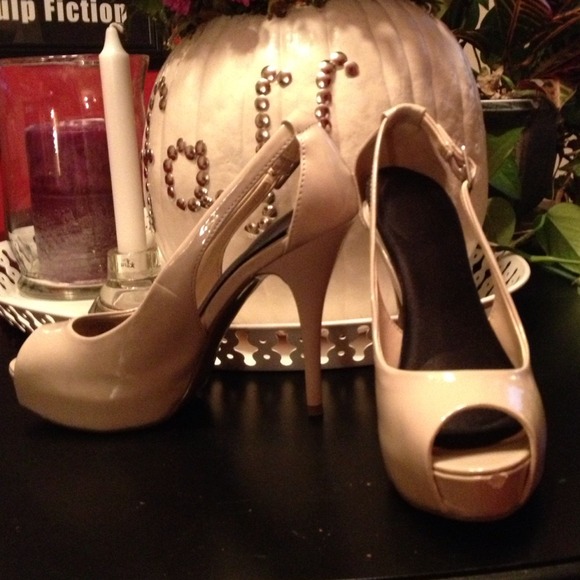 ✳️RESEREVED✳️ GUESS Nude Peeptoe Platforms