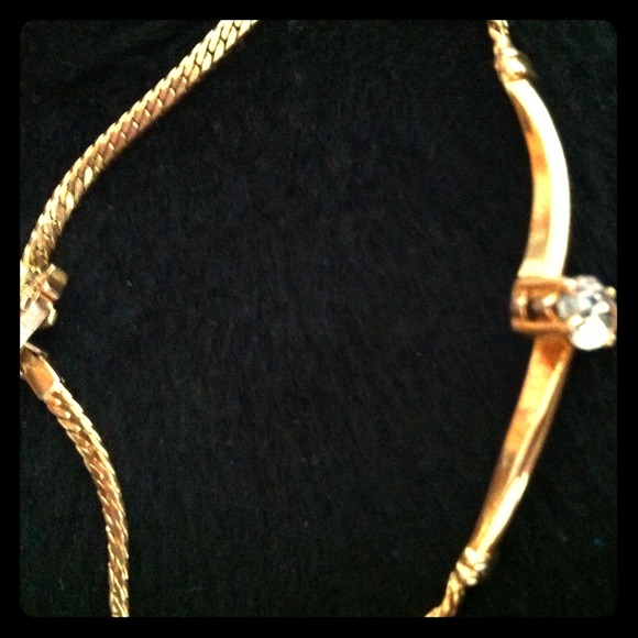 Gold bracelet with a single diamond 💎