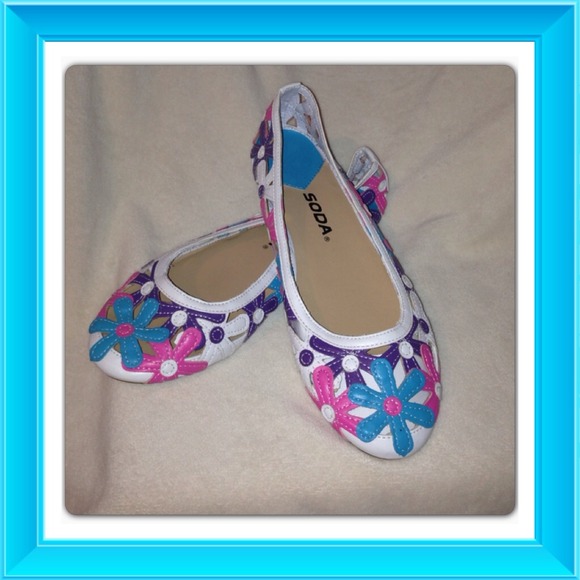 Cute floral design flats!!