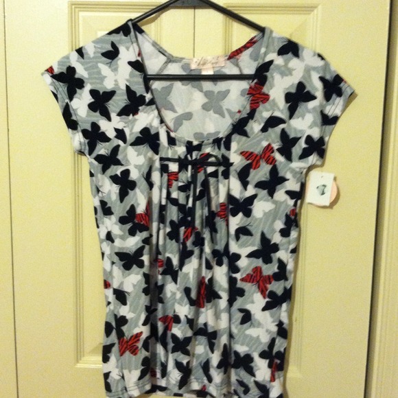 Cute butterfly shirt - Picture 1 of 3