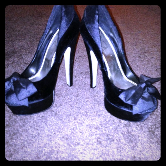 Velvet black shoes lightly worn size 6.0