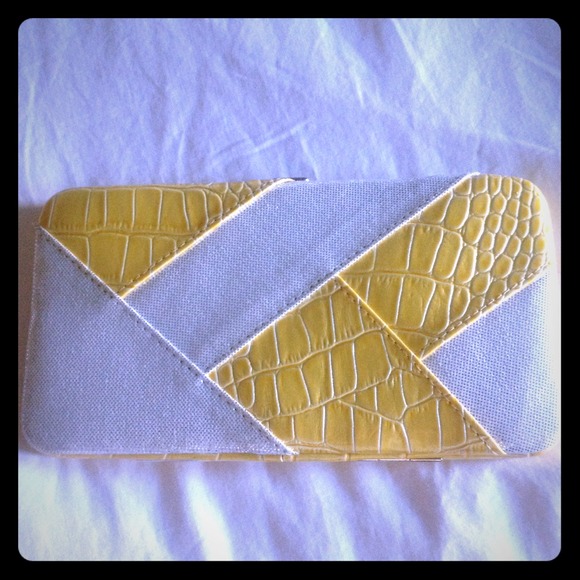 NWT Wallet - Picture 1 of 3