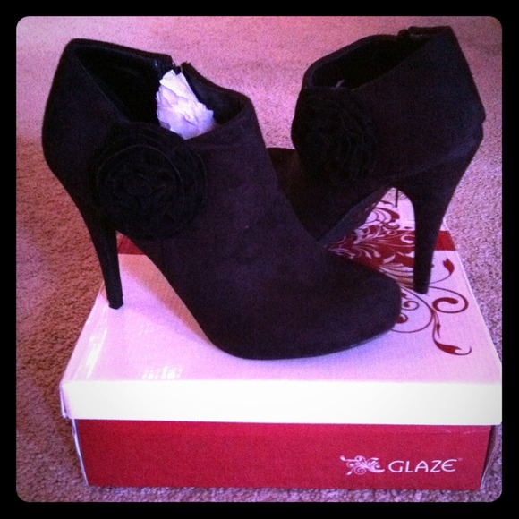 Glaze hight heels boots.