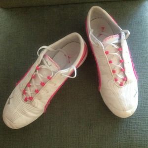 Size 7 Puma tennis shoes