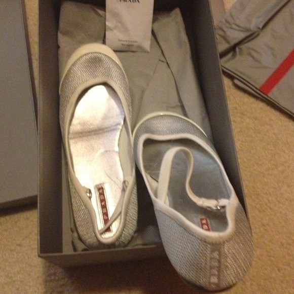 Prada flats - Picture 1 of 1