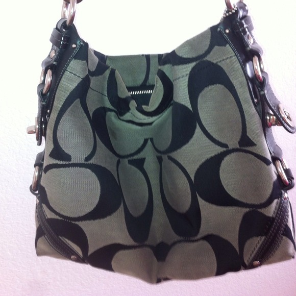 Coach Handbags - Gently Used 100 % Authentic Coach Purse !!! 😁👜