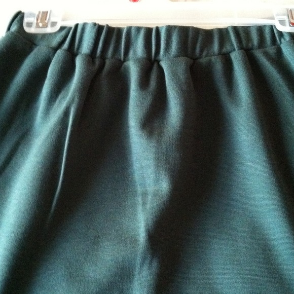 Cute green skirt - Picture 2 of 2