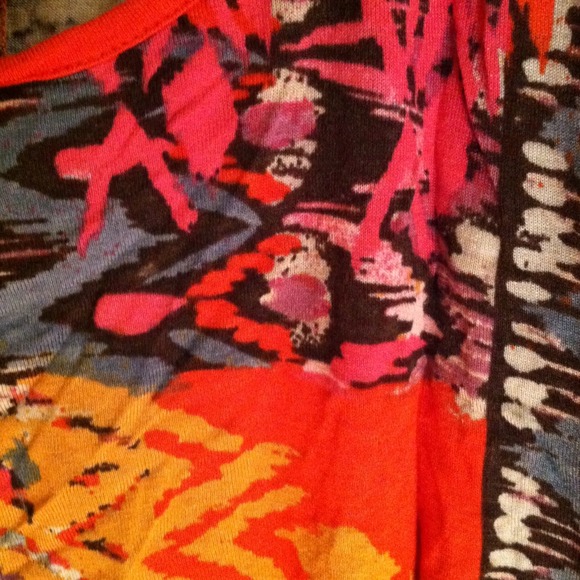 HOLDING- Aztec Top - Picture 2 of 2