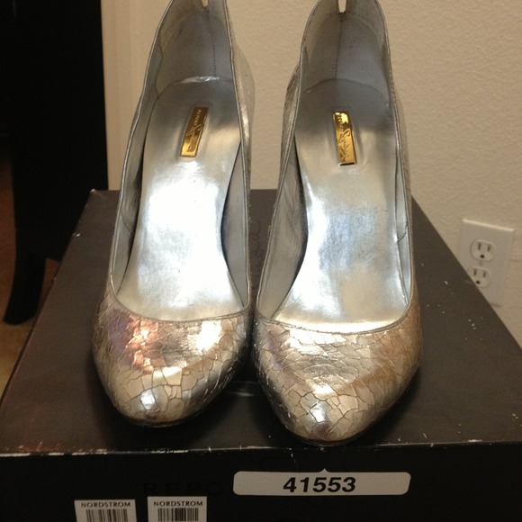 Report signature silver pumps