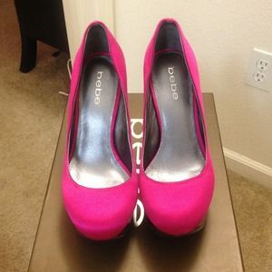 Bebe fuchsia size 7 heel pumps