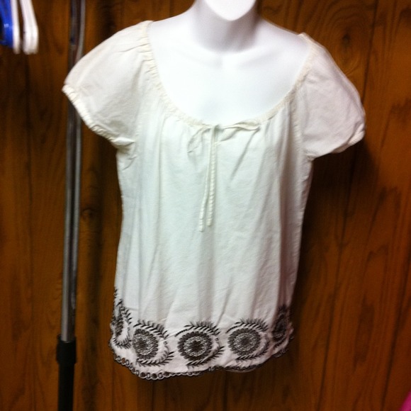Pretty white shirt with bottom detail