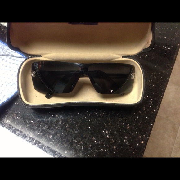CHANEL CC Logo Sunglasses