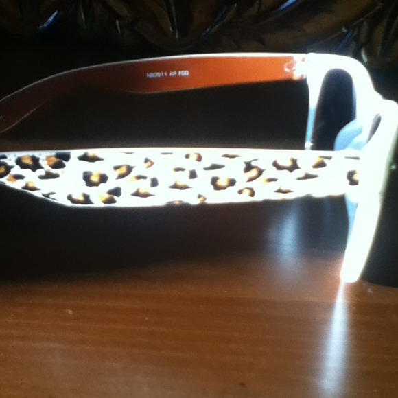 White cheetah print shades - Picture 4 of 4