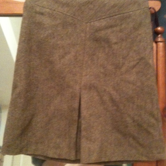 gap 51%wool brown skirt with slit in center. sz 4