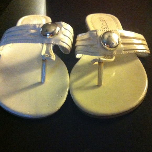 White flip flops - Picture 2 of 3