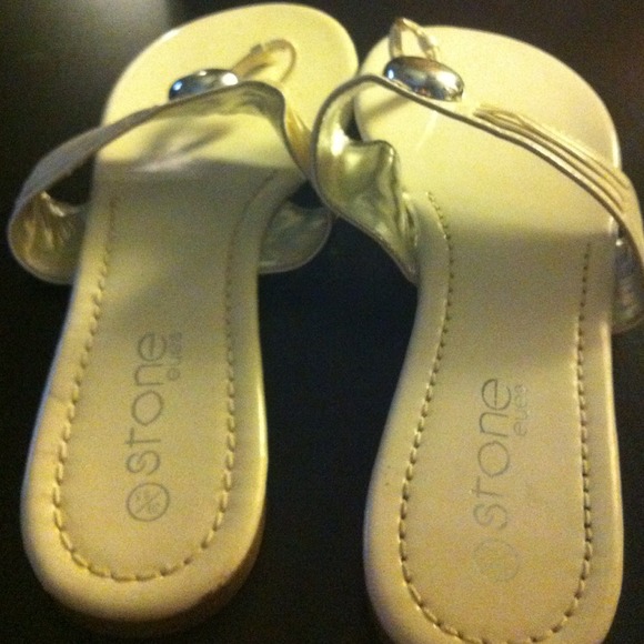 White flip flops - Picture 3 of 3