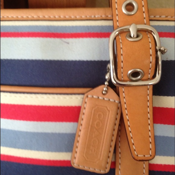 🌺Traded 🌺Cute fabric and leather Coach purse - Picture 4 of 4