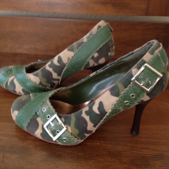 👠SOLD! 👠Camo Army green suede & leather heels