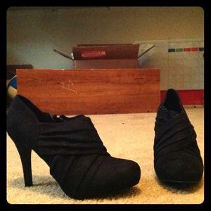 I am selling these shoes I got from Target.