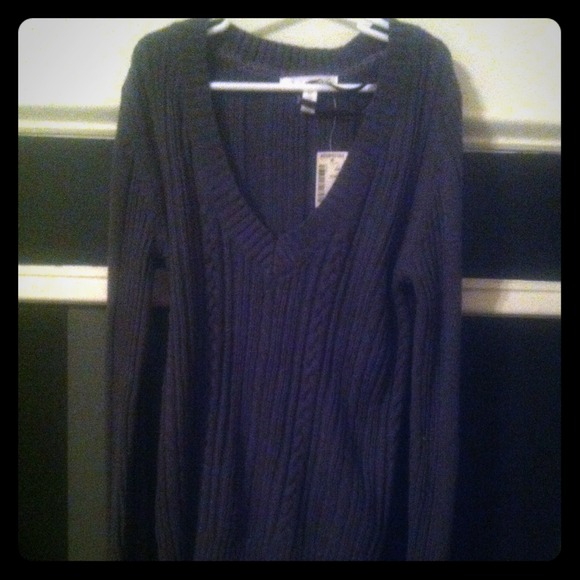 Grey long-sleeve, v-neck sweater!