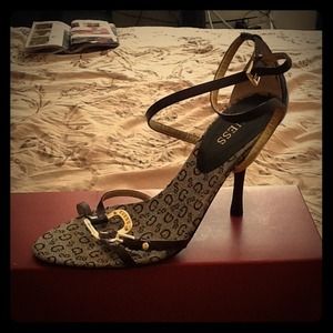 NWOT brown Guess heels