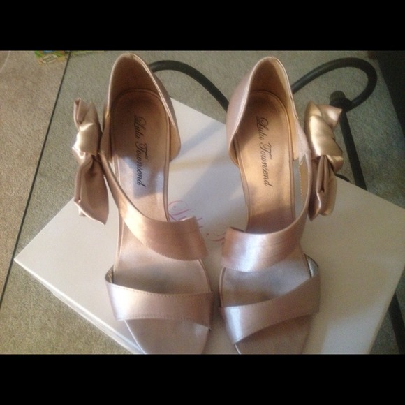 Bow on the side heels! Worn once - Picture 2 of 4