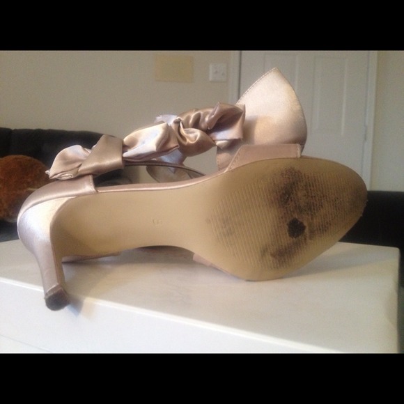 Bow on the side heels! Worn once - Picture 3 of 4