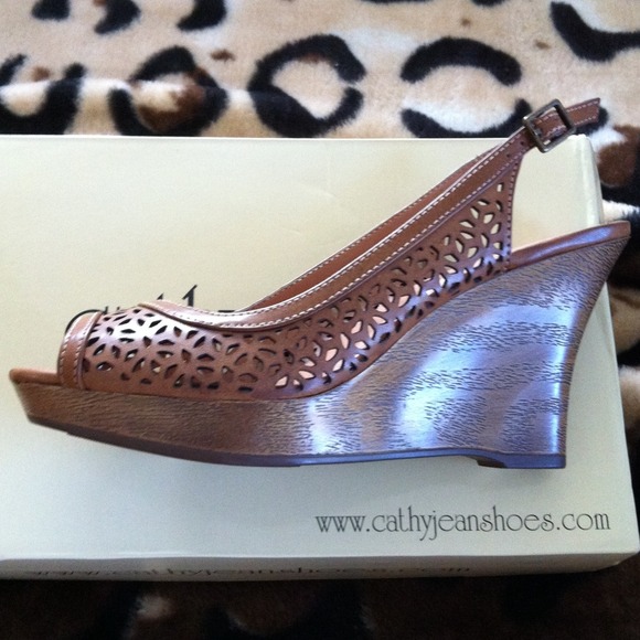 Cathy Jean Wedges - Picture 2 of 4