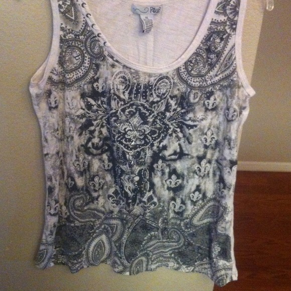 💗BUNDLE for @nursekay White tank & red blouse