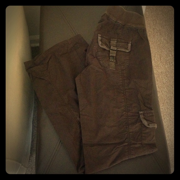 💢SOLD💢Brown maternity cargo pant/capri