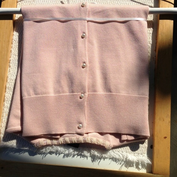 Gorgeous Soft Pink Pearl Buttoned Cardigan! - Picture 2 of 3