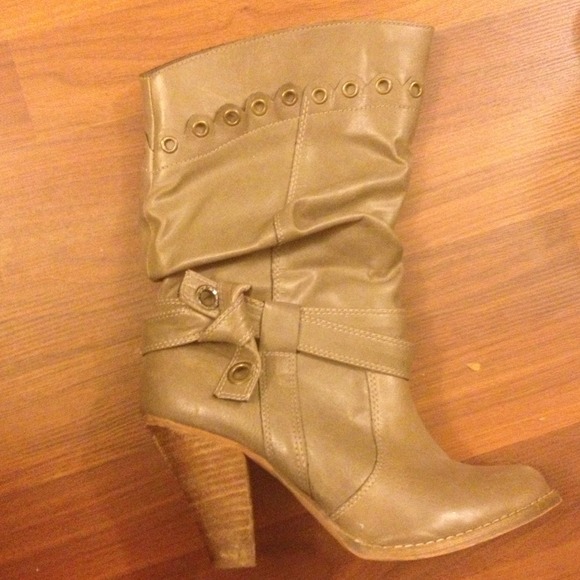 Cute used boots, pretty good condition! - Picture 2 of 3